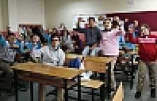 SU GÜNÜNDE ÖĞRENCİLERE SU DAĞITILDI