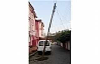 TELEFON DİREĞİ TEHLİKE SAÇIYOR