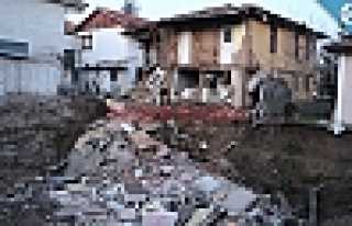 TEMEL KAZILIRKEN BİNA ÇÖKTÜ