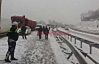 TIR KARAYOLUNU KAPATTI