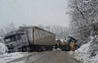 TIR KAYARAK YOLDAN ÇIKTI 