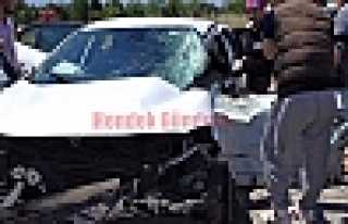 TIR OTOMOBİLE ÇARPTI 