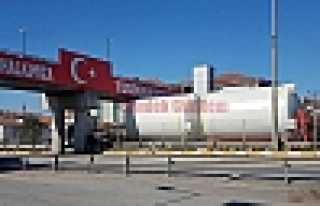 TIR ÜST GEÇİT’E TAKILDI