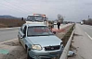 TIR’IN SIKIŞTIRDIĞI OTOMOBİL BARİYERLERE ÇARPTI