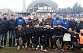 TİRYAKİ’DEN FUTBOLCULARA TATLI İKRAMI 