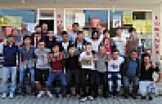 TOPÇU MAÇ ÖNCESİ FUTBOLCULARA YEMEK VERDİ 