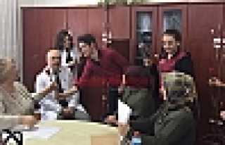 ÜLKÜCÜ GENÇLERDEN ÖĞRETMENLERE KARANFİL 