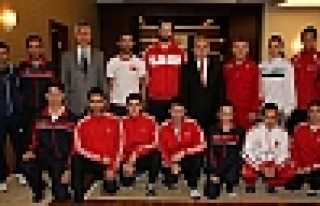 VALİ BÜYÜK, SPORCULARIMIZI KABUL ETTİ