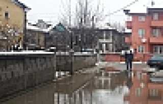 VATANDAŞLAR SOKAKLARA ÇÖZÜM BEKLİYOR