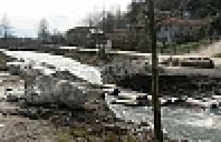 VATANDAŞLAR YIKILAN KÖPRÜNÜN YAPIMINI İSTEDİLER