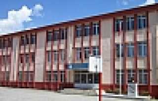 VELİLER OKUL ÖNÜNE ÇÖZÜM İSTİYOR