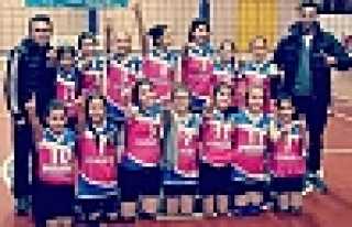 VOLEYBOLDA KÜÇÜK KIZLARDA ŞAMPİYON 