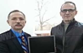 YALÇINKAYA'DAN OKULA LAPTOP HEDİYE