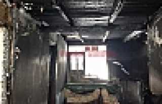 YANGIN SONRASI İKİ KATLI EV KULLANILAMAZ HALE GELDİ