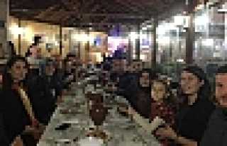 Yemekte Bir Araya Geldiler