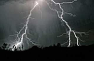 YILDIRIM DÜŞMESİ SONUCU 1 KİŞİ ÖLDÜ 2 KİŞİ...