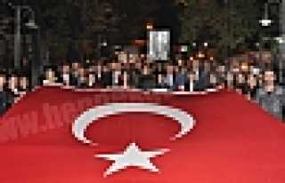 YÜZLERCE VATANDAŞ CUMHURİYET İÇİN YÜRÜDÜ