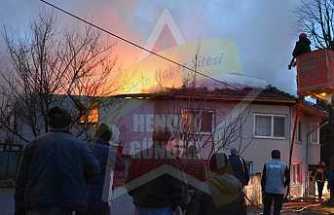 Hendek’te Yangın, 2 Katlı Ev Kullanılamaz Hale Geldi