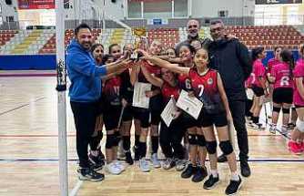 Küçük Kızlar’da Şampiyon Atike Hanım Ortaokulu