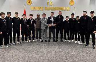 Şampiyon Güreşçiler Kaymakam Gökpınar’ı Ziyaret Etti