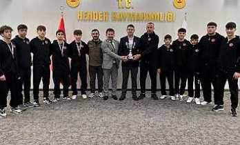 Şampiyon Güreşçiler Kaymakam Gökpınar’ı Ziyaret Etti