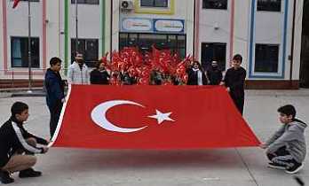 Zirve’de Bayrak Yürüyüşü