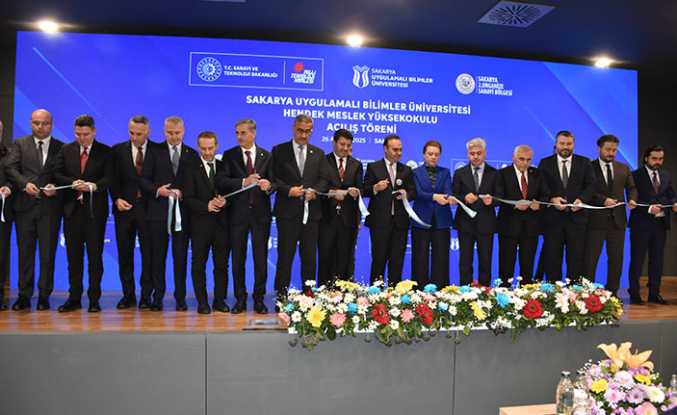 Bakan Kacır Hendek’te Eğitim ve Sanayi Yatırımlarını İnceledi