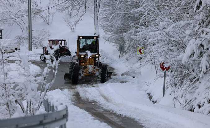 Hendek Belediyesi Ekiplerinin Kar Mesaisi Sürüyor