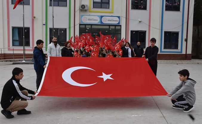 Zirve’de Bayrak Yürüyüşü