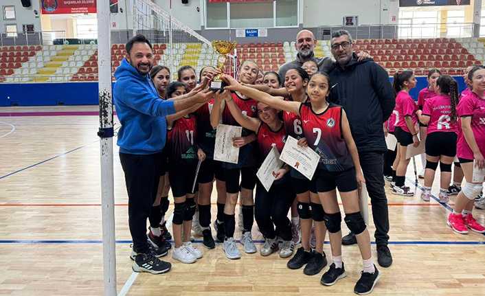 Küçük Kızlar’da Şampiyon Atike Hanım Ortaokulu