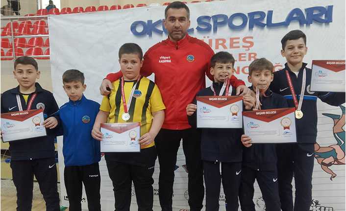 Hendek İmam Hatip Lisesi Takım Halinde Şampiyon