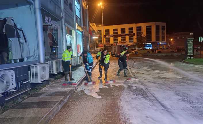 Hendek’te Caddeler Köpükle Yıkandı, Bayrama Pırıl Pırıl Giriliyor