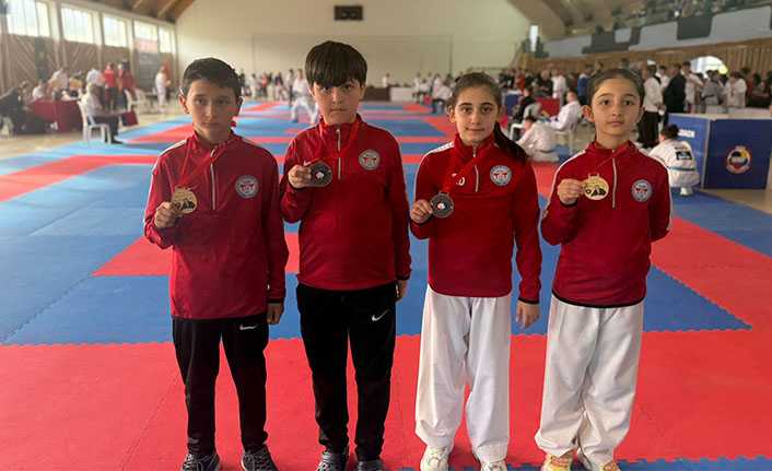 Şampiyonlar Madalyaları Topladı